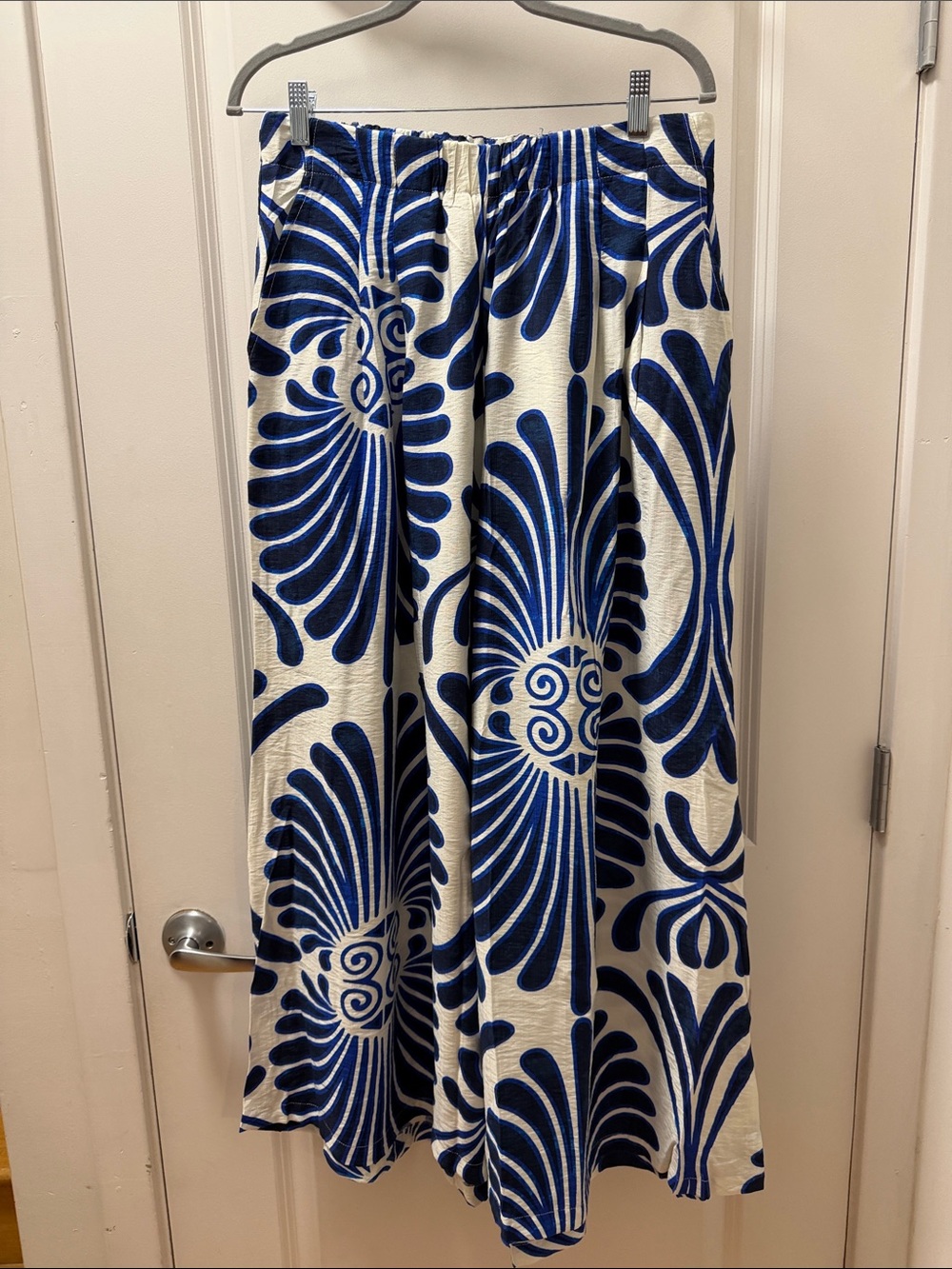 Umgee White Pants with Bold Navy Blue Floral Swirl
